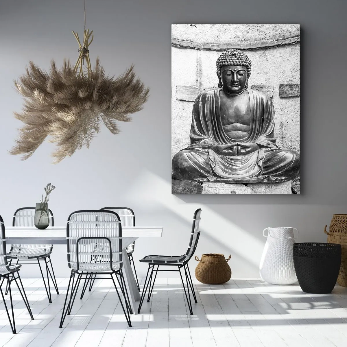 Bild auf Leinwand - Leinwandbild - Schwarz-weiße Buddha-Statue in meditativer Pose - 50x70cm - An der Quelle des Friedens - Moderne Wanddekoration für Wohnzimmer und Schlafzimmer ARTTOR
