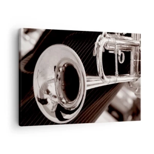 Bild auf Leinwand - Leinwandbild - Eine Nahaufnahme einer silbernen Trompete vor einem eleganten Stoffhintergrund. - 70x50cm - Eine musikalische Reise in die 1930er Jahre - Moderne Wanddekoration für Wohnzimmer und Schlafzimmer ARTTOR