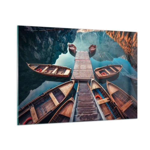 Glasbild - Bild auf glas - Blick auf Holzboote, die an einem Steg in den Bergen vertäut sind - 100x70cm - Ich warte am Yachthafen - Moderne Wanddekoration für Wohnzimmer und Schlafzimmer ARTTOR