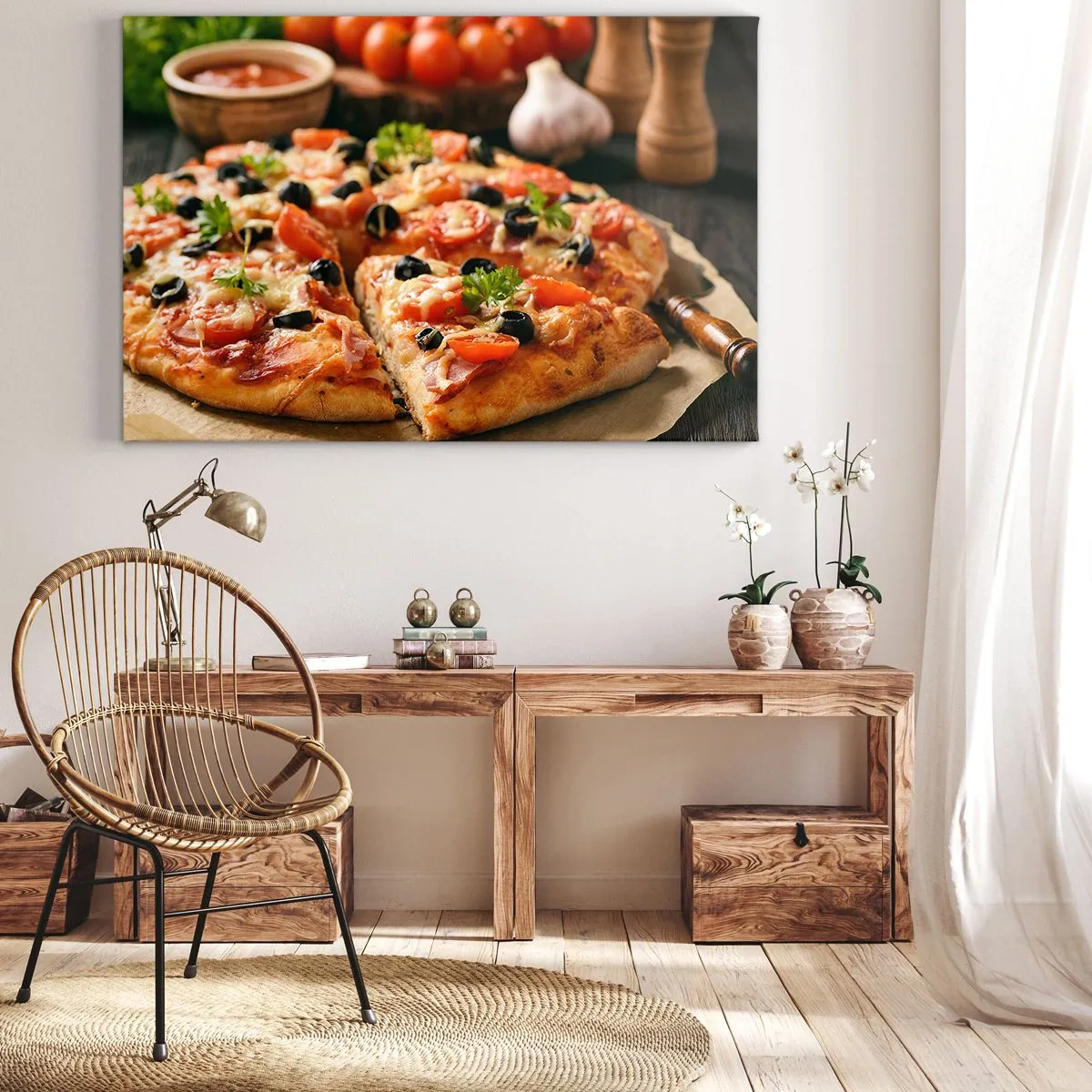 Bild auf Leinwand - Leinwandbild - Pizza mit Tomaten, Oliven und frischen Kräutern auf dem Tisch - 70x50cm - Du bist schon wieder davongekommen - Moderne Wanddekoration für Wohnzimmer und Schlafzimmer ARTTOR
