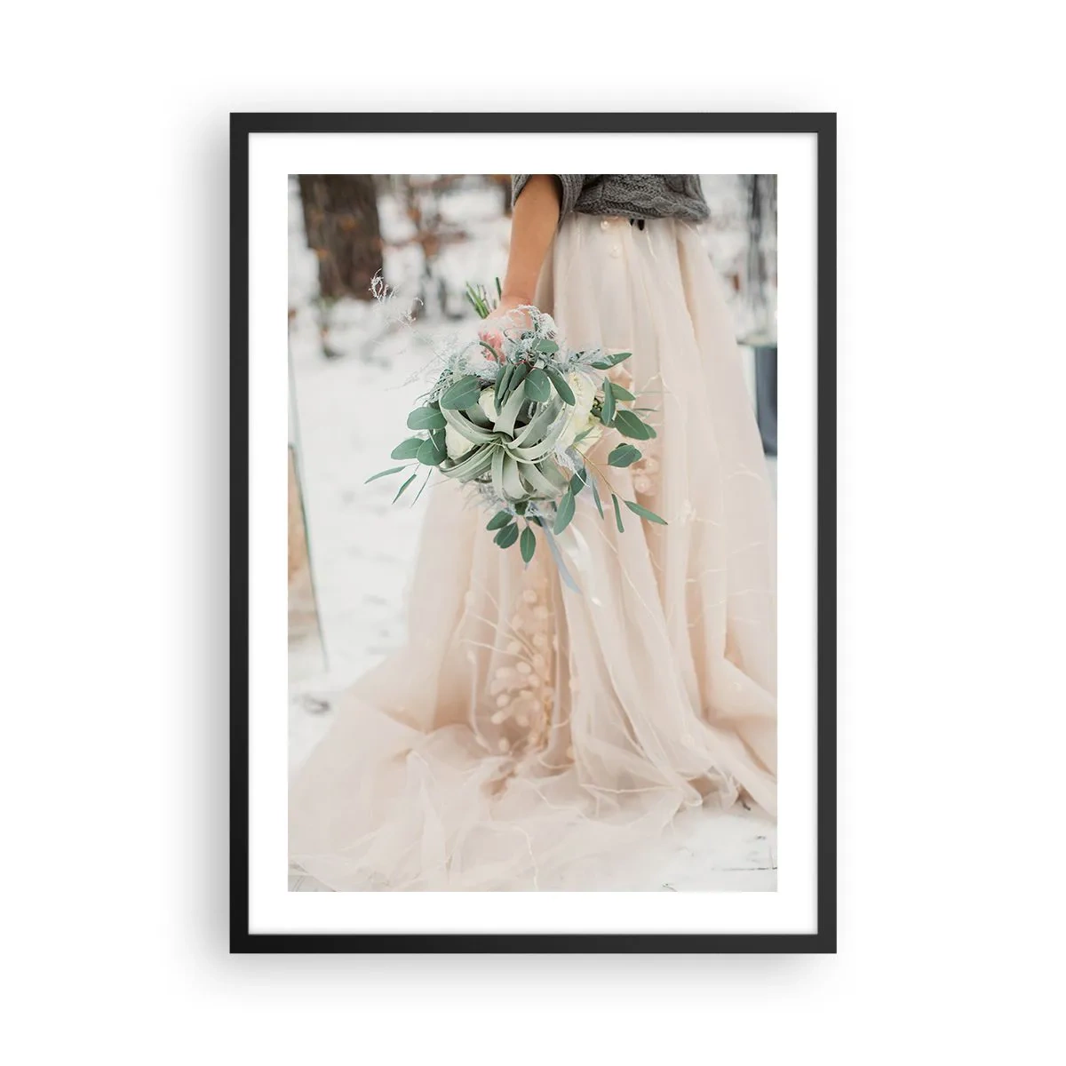 Poster in einem schwarzem Rahmen - Eine Braut in einem beigen Kleid hält einen Blumenstrauß im Schnee - 50x70cm - Und sie lebten glücklich bis ans Ende - Moderne Wanddekoration für Wohnzimmer und Schlafzimmer ARTTOR