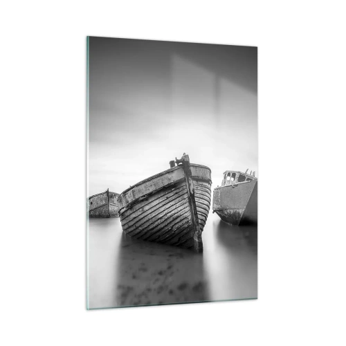 Glasbild - Bild auf glas - Verlassene Boote auf ruhigem Wasser in Schwarz und Weiß - 50x70cm - Nur Erinnerungen ... - Moderne Wanddekoration für Wohnzimmer und Schlafzimmer ARTTOR