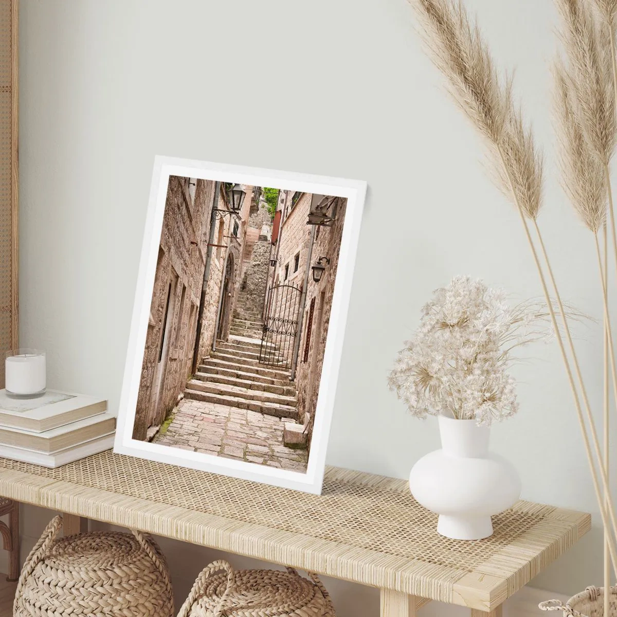 Poster in einem weißen Rahmen - Eine magische alte Gasse - 40x50 cm