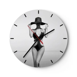 Wanduhr - Glasuhr - Eine Frau in einem schwarzen Badeanzug und Hut vor dem Meer - 30x30cm - Mein Name ist: Eleganz - Moderne Wanddekoration für Wohnzimmer, Küche und Schlafzimmer ARTTOR