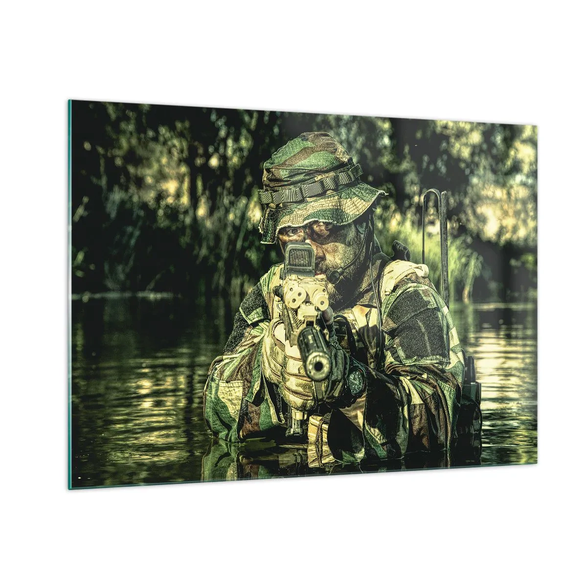 Glasbild - Bild auf glas - Ein Soldat in voller Tarnung zielt durch ein Visier in einer wässrigen Umgebung. - 100x70cm - Das Beste vom Besten - Moderne Wanddekoration für Wohnzimmer und Schlafzimmer ARTTOR
