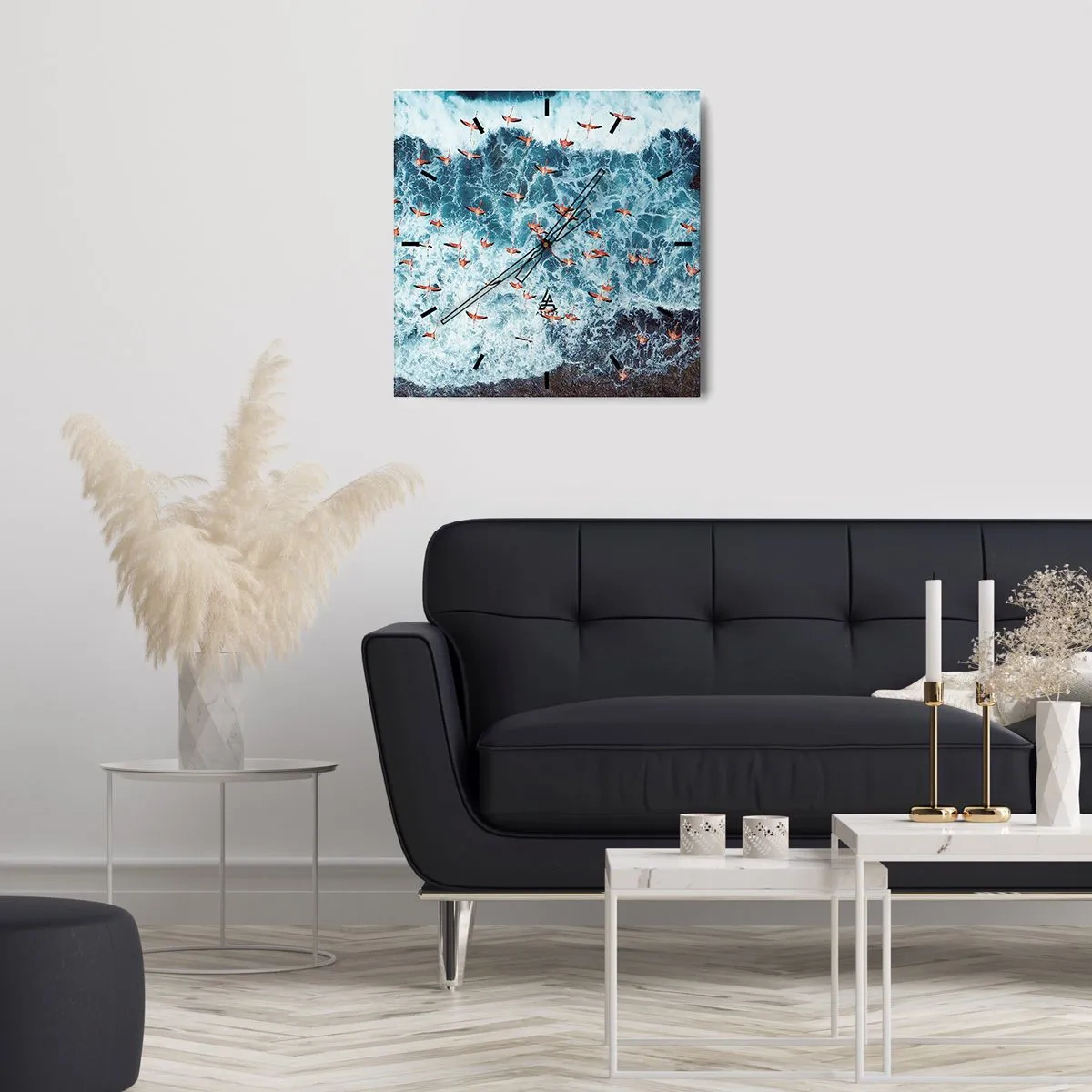 Wanduhr - Glasuhr - Eine Vogelperspektive auf rosa Flamingos über einem blauen Ozean - 30x30cm - Die Küstenparade - Moderne Wanddekoration für Wohnzimmer und Schlafzimmer ARTTOR