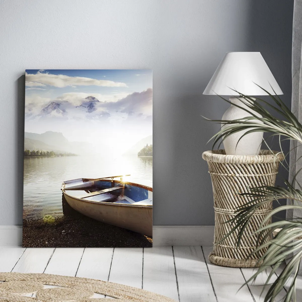 Bild auf Leinwand - Leinwandbild - Ein Boot am Ufer eines Sees mit Blick auf die Berge am Morgen - 50x70cm - Am tollen und klaren Wasser - Moderne Wanddekoration für Wohnzimmer und Schlafzimmer ARTTOR