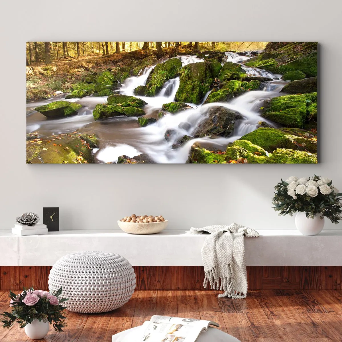 Bild auf Leinwand - Leinwandbild - Eine bewaldete Landschaft mit einem von Moos umgebenen Wasserfall - 120x50cm - Rasch durch den herbstlichen Wald - Moderne Wanddekoration für Wohnzimmer und Schlafzimmer ARTTOR
