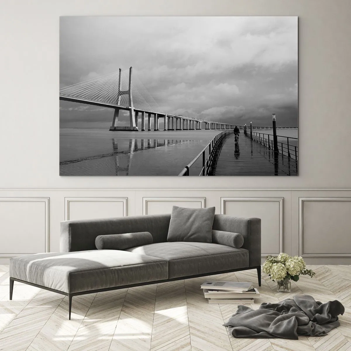Glasbild - Bild auf glas - Eine Brücke in einer monochromen Landschaft mit einem Radfahrer - 120x80cm - Jedem das Verdiente - Moderne Wanddekoration für Wohnzimmer und Schlafzimmer ARTTOR