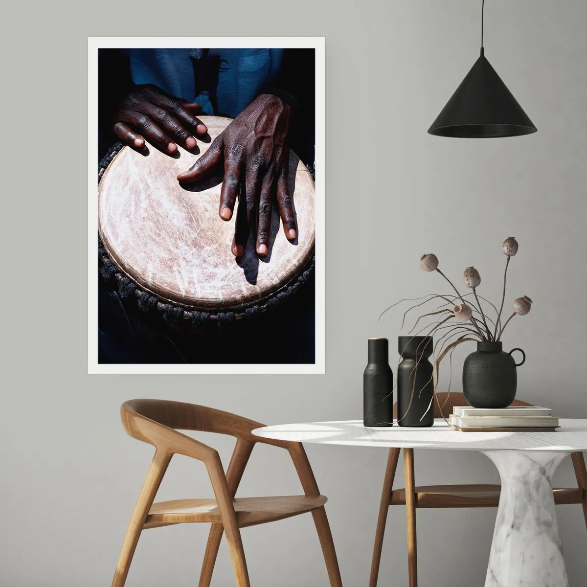 Poster - Hände spielen eine Djembe-Trommel in einem Rhythmusspiel - 50x70cm - Lebe in deinem eigenen Rhythmus - Moderne Wanddekoration für Wohnzimmer und Schlafzimmer ARTTOR