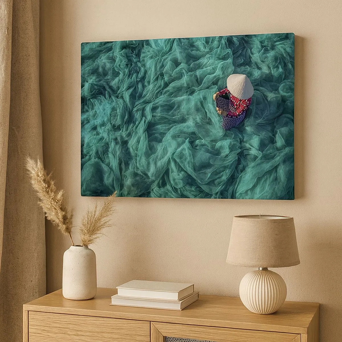 Bild auf Leinwand - Leinwandbild - Eine Person mit Hut zwischen grünen Fischernetzen - 70x50cm - In einem Meer aus Netzen - Moderne Wanddekoration für Wohnzimmer und Schlafzimmer ARTTOR