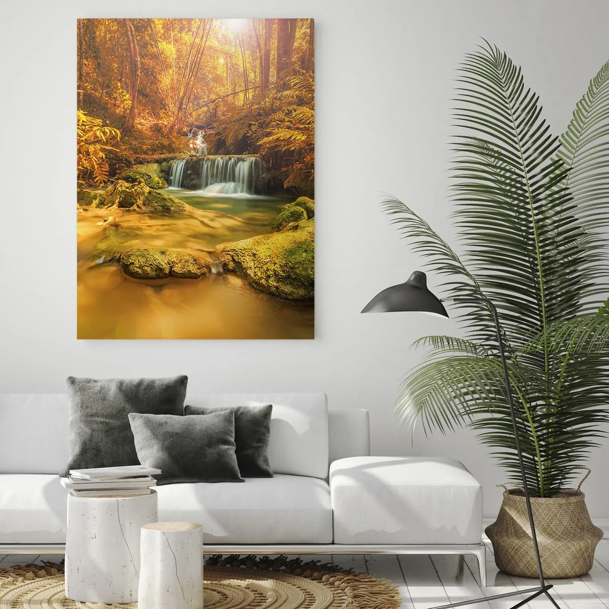 Glasbild - Bild auf glas - Ein goldener Wasserfall in einem herbstlichen Wald, umgeben von Grün - 70x100cm - Waldkaskade in Gold - Moderne Wanddekoration für Wohnzimmer und Schlafzimmer ARTTOR