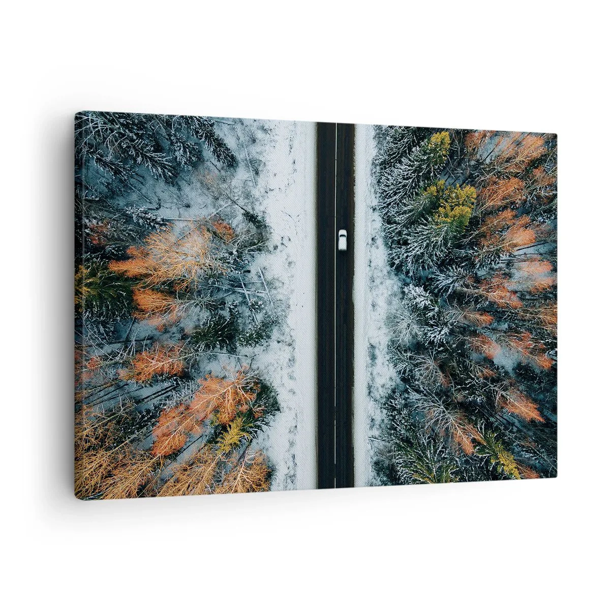 Bild auf Leinwand - Leinwandbild - Eine Straße durch einen Winterwald aus der Vogelperspektive gesehen - 70x50cm - Schnitt durch den Winterwald - Moderne Wanddekoration für Wohnzimmer und Schlafzimmer ARTTOR