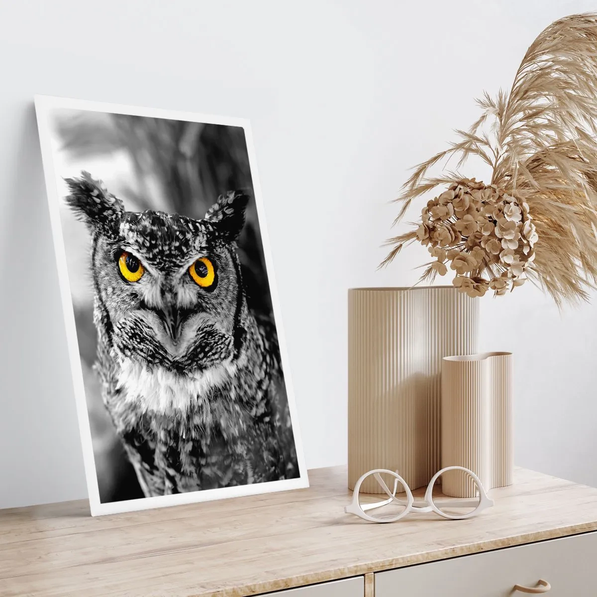 Poster - Eine Eule mit gelben Augen auf einem schwarz-weißen Hintergrund - 50x70cm - Nichts wird sich verstecken - Moderne Wanddekoration für Wohnzimmer und Schlafzimmer ARTTOR