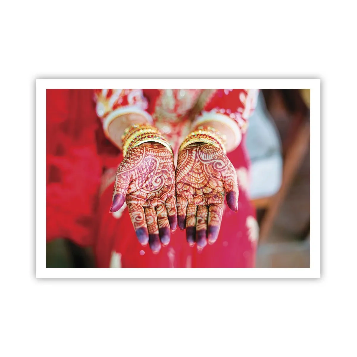 Poster - Mit Henna verzierte Hände vor dem Hintergrund eines roten Kleides - 100x70cm - Bereit, das Glück zu fangen? - Moderne Wanddekoration für Wohnzimmer und Schlafzimmer ARTTOR