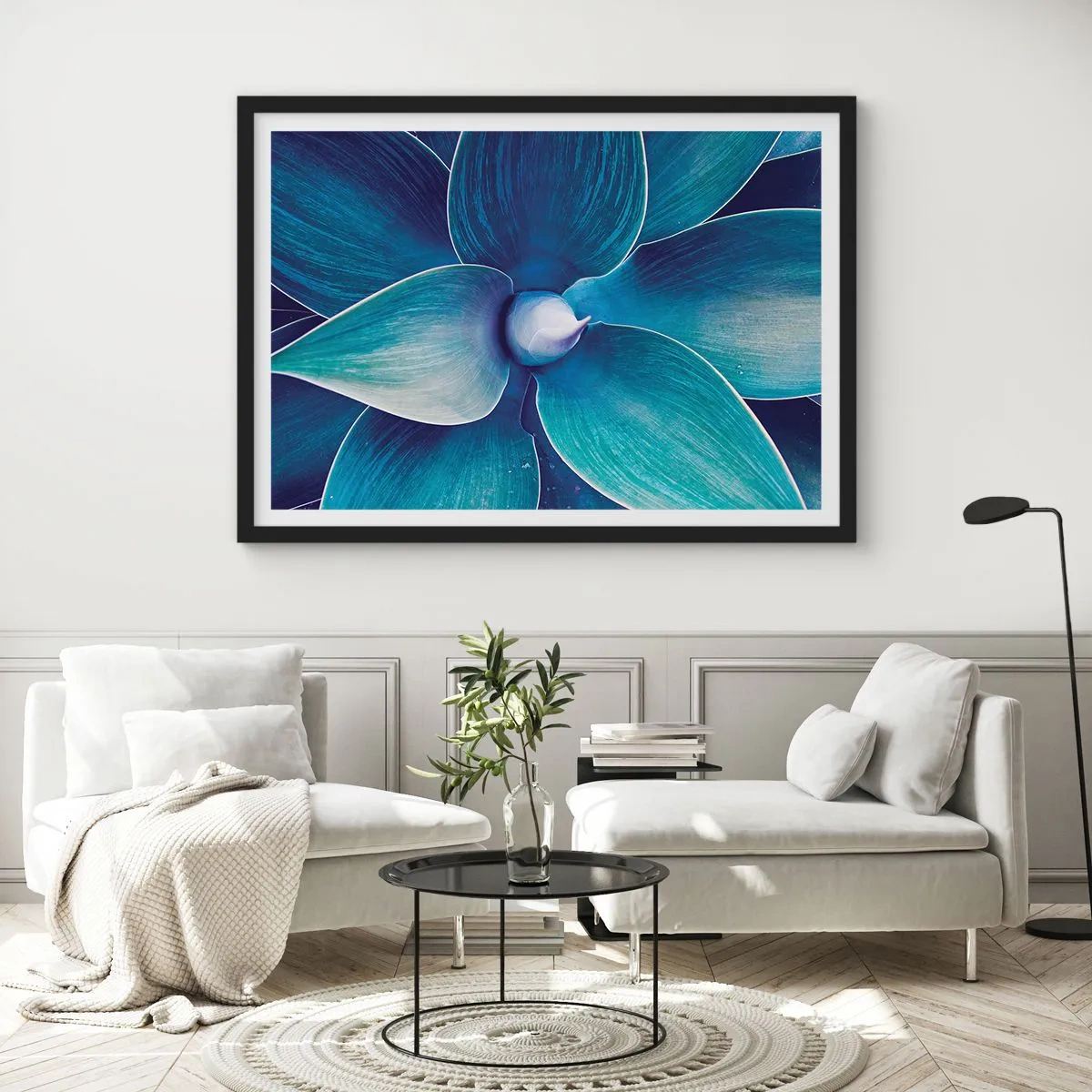 Poster in einem schwarzem Rahmen - Bläulich vom Himmel - 91x61 cm