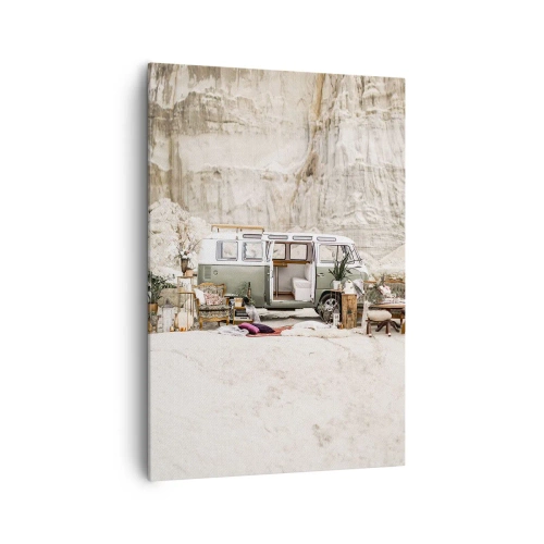 Bild auf Leinwand - Leinwandbild - Ein Retro-Camper im Boho-Design vor einer felsigen Landschaft. - 70x100cm - Es ist die Zeit, die Reise zu beginnen - Moderne Wanddekoration für Wohnzimmer und Schlafzimmer ARTTOR