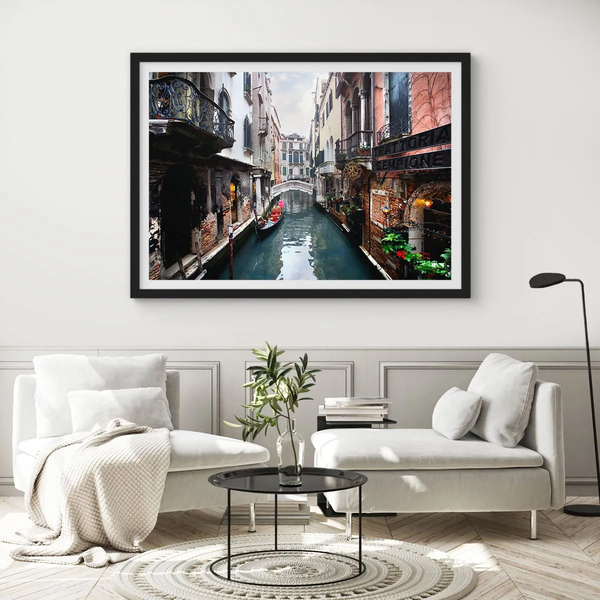 Poster in einem schwarzem Rahmen - Ein Kanal in Venedig mit einer Gondel und historischen Gebäuden - 70x50cm - Venezianische Landschaft mit Gondel und Brücke - Moderne Wanddekoration für Wohnzimmer und Schlafzimmer ARTTOR