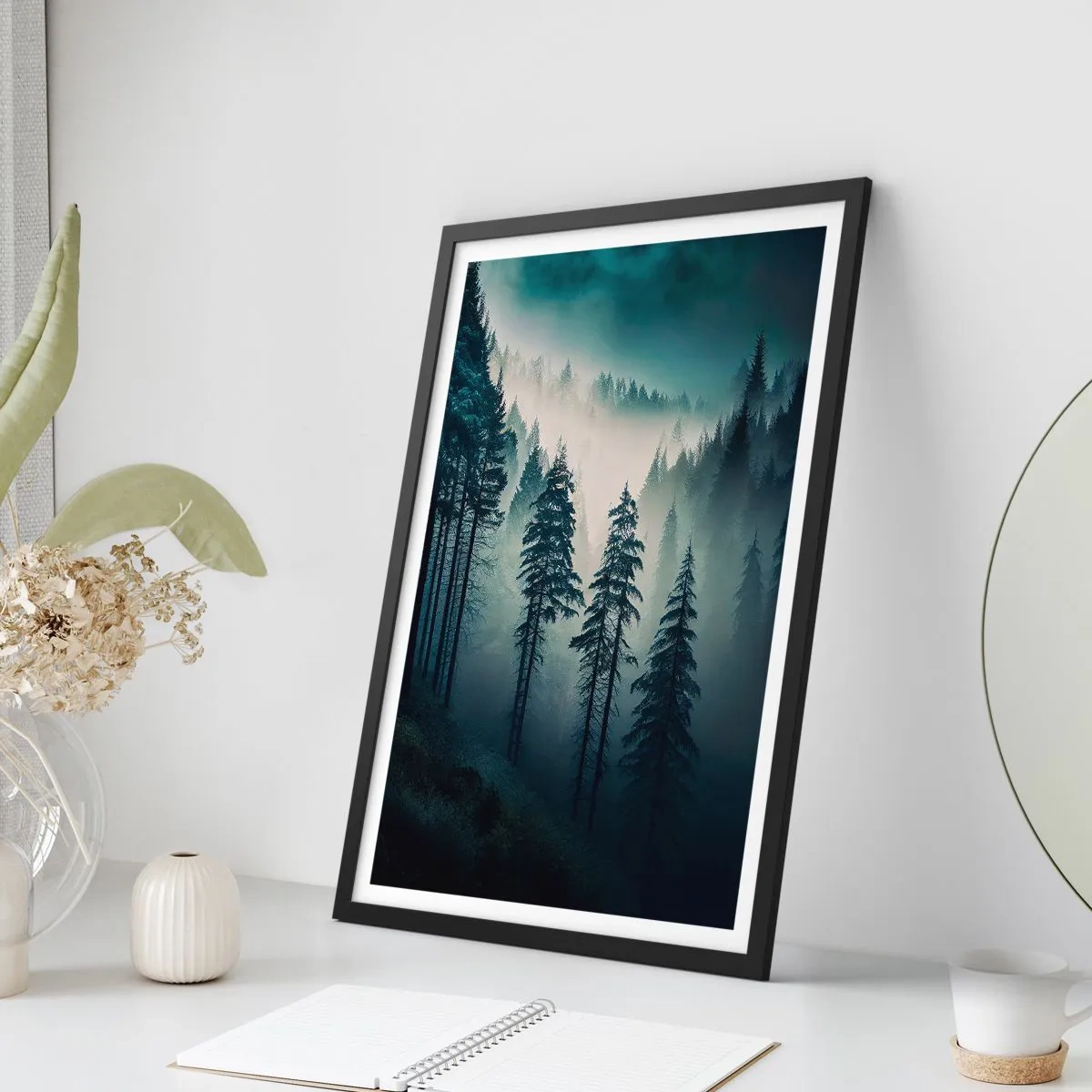 Poster in einem schwarzem Rahmen - Ein dunkler Wald, in Nebel gehüllt - 50x70cm - Bergmorgen - Moderne Wanddekoration für Wohnzimmer und Schlafzimmer ARTTOR