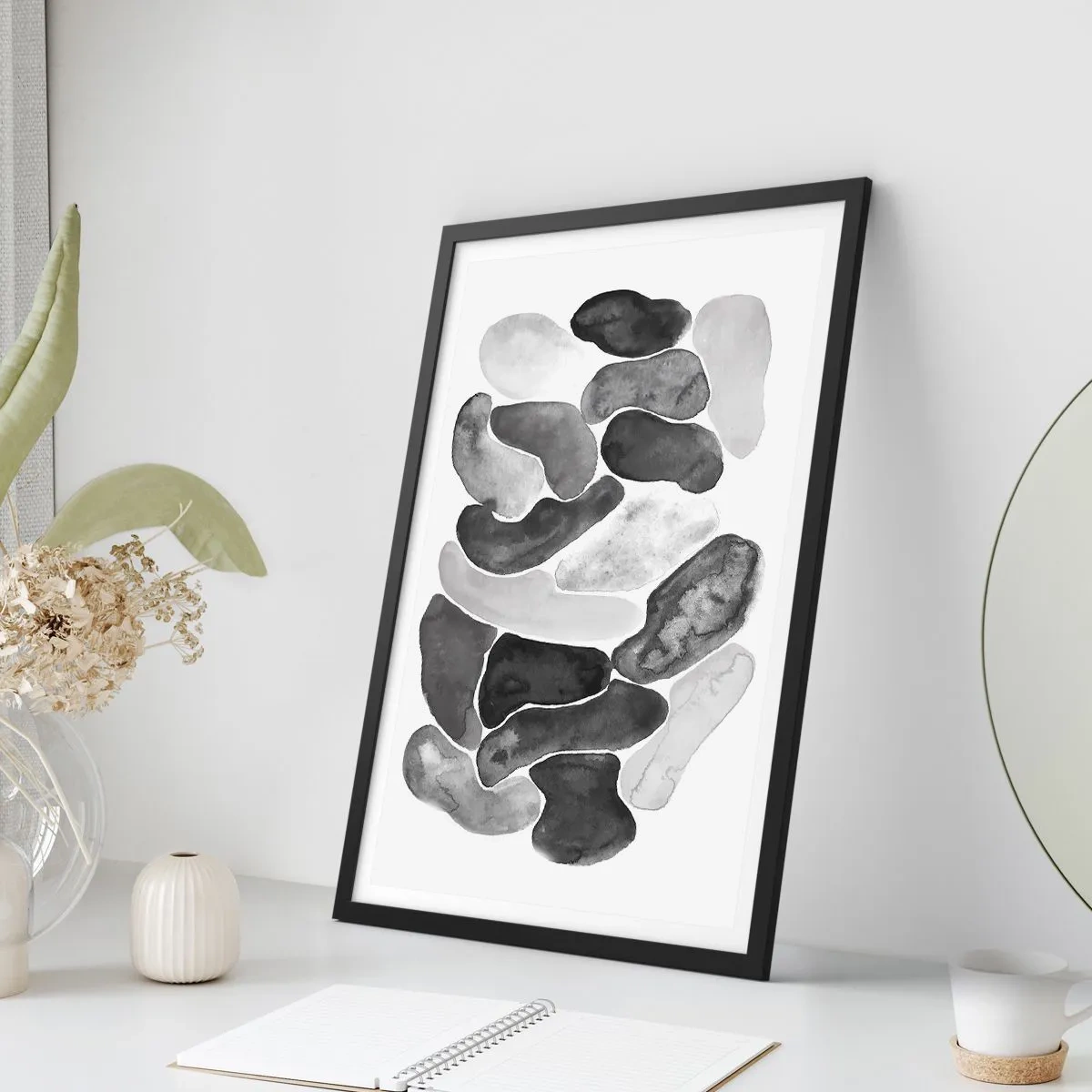 Poster in einem schwarzem Rahmen - Abstrakte Formen in Schwarz-, Grau- und Weißtönen - 50x70cm - Felsige Abstraktion - Moderne Wanddekoration für Wohnzimmer und Schlafzimmer ARTTOR
