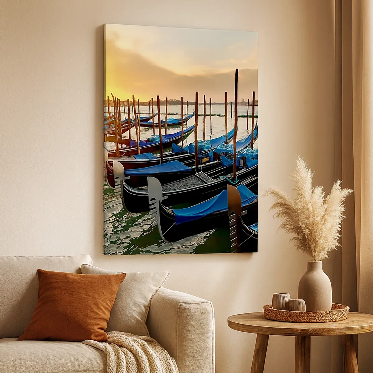 Bild auf Leinwand - Leinwandbild - Gondeln in Venedig am Morgen im Licht der aufgehenden Sonne - 50x70cm - Bevor das Summen kommt - Moderne Wanddekoration für Wohnzimmer und Schlafzimmer ARTTOR