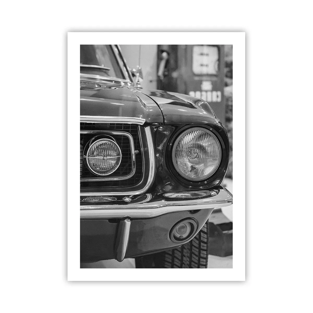 Poster - Schwarz-Weiß-Nahaufnahme der Front eines Oldtimers - 50x70cm - Wilder Ritt - Moderne Wanddekoration für Wohnzimmer und Schlafzimmer ARTTOR