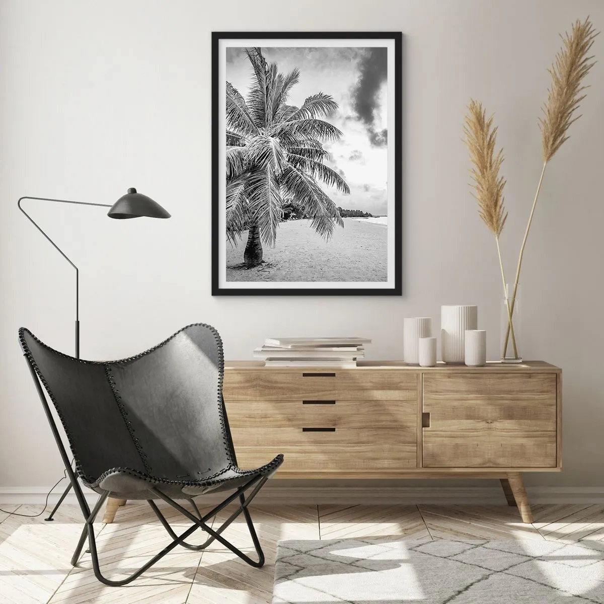 Poster in einem schwarzem Rahmen - Eine schwarz-weiße Palme an einem leeren Strand unter einem bewölkten Himmel. - 50x70cm - Wenn du dich nach Einsamkeit sehnst ... - Moderne Wanddekoration für Wohnzimmer und Schlafzimmer ARTTOR