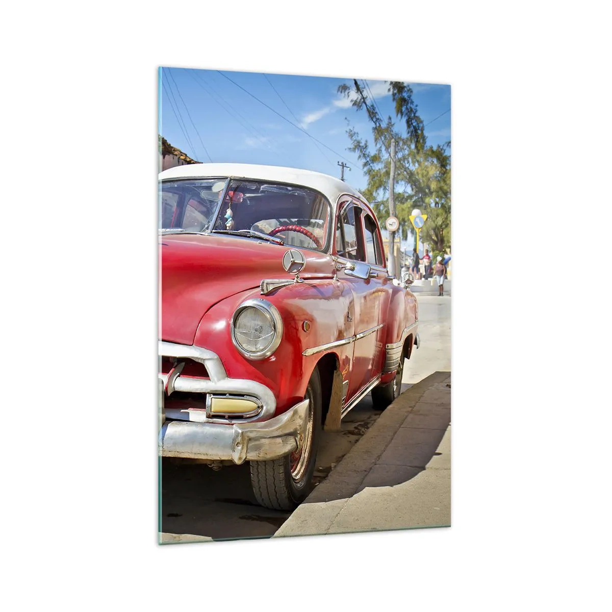 Glasbild - Bild auf glas - Ein roter Oldtimer, der an einem sonnigen Tag auf der Straße geparkt ist - 70x100cm - Nur in Kuba - Moderne Wanddekoration für Wohnzimmer und Schlafzimmer ARTTOR