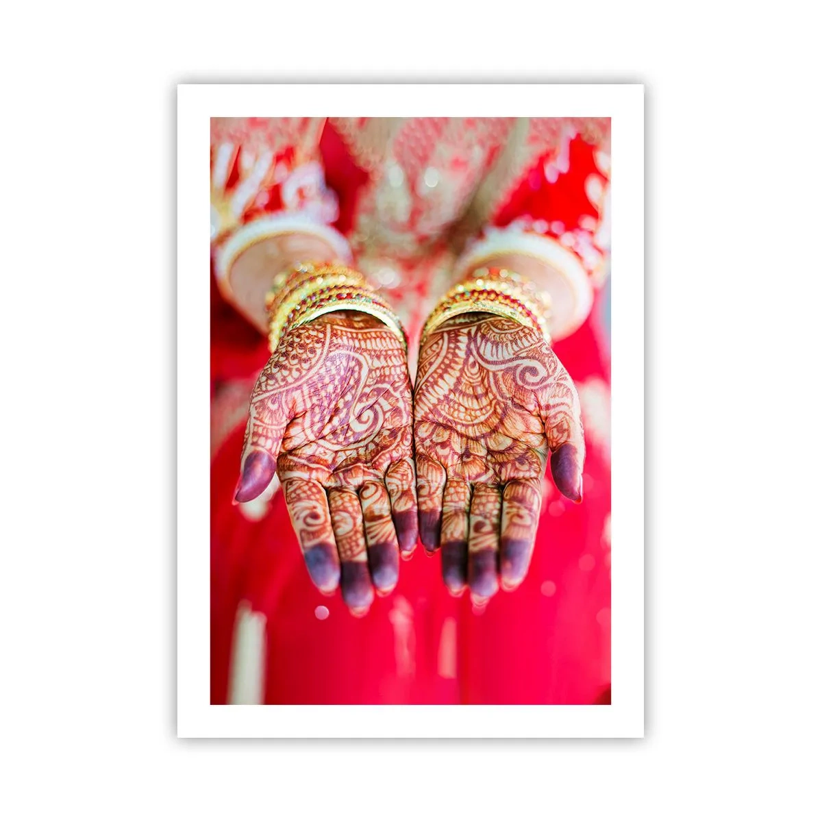 Poster - Dekorative Henna-Hände vor rotem Hintergrund - 50x70cm - Bereit, das Glück zu fangen? - Moderne Wanddekoration für Wohnzimmer und Schlafzimmer ARTTOR