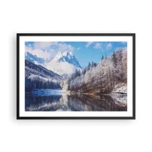 Poster in einem schwarzem Rahmen - Winterliche Berglandschaft mit schneebedeckten Bäumen und einem See - 70x50cm - Schneefang - Moderne Wanddekoration für Wohnzimmer und Schlafzimmer ARTTOR