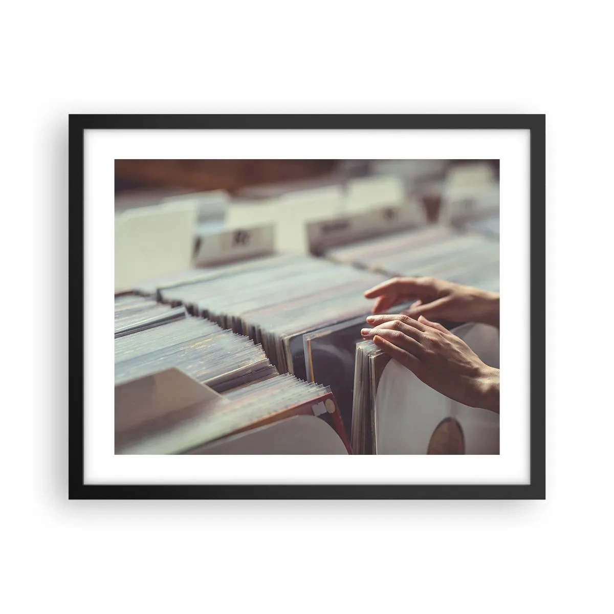 Poster in einem schwarzem Rahmen - Auf der Suche nach Emotionen - 50x40 cm