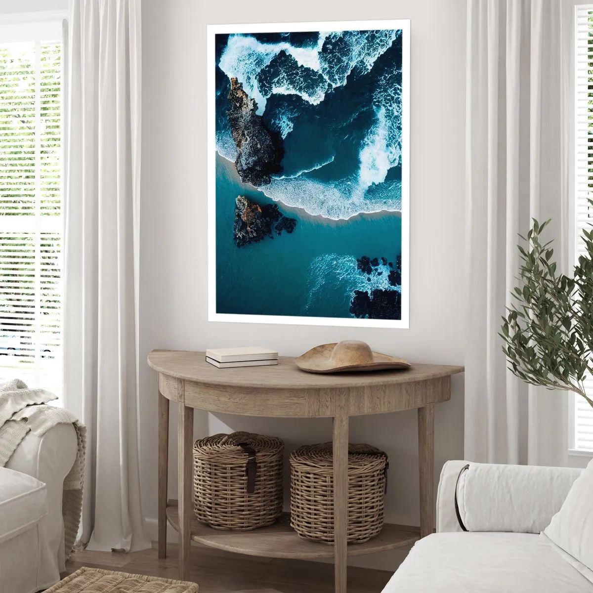 Poster - Blick auf die Meereswellen, die gegen die Felsen schlagen - 50x70cm - In Wellen gehüllt - Moderne Wanddekoration für Wohnzimmer und Schlafzimmer ARTTOR