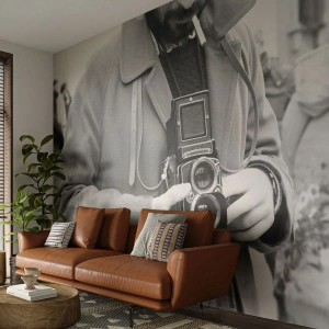 Fototapete Premium Sand - Mann mit einer Retro-Kamera in Schwarzweiß - 100x70cm - Retro-Stil - Moderne Wanddekoration für Wohnzimmer und Schlafzimmer ARTTOR