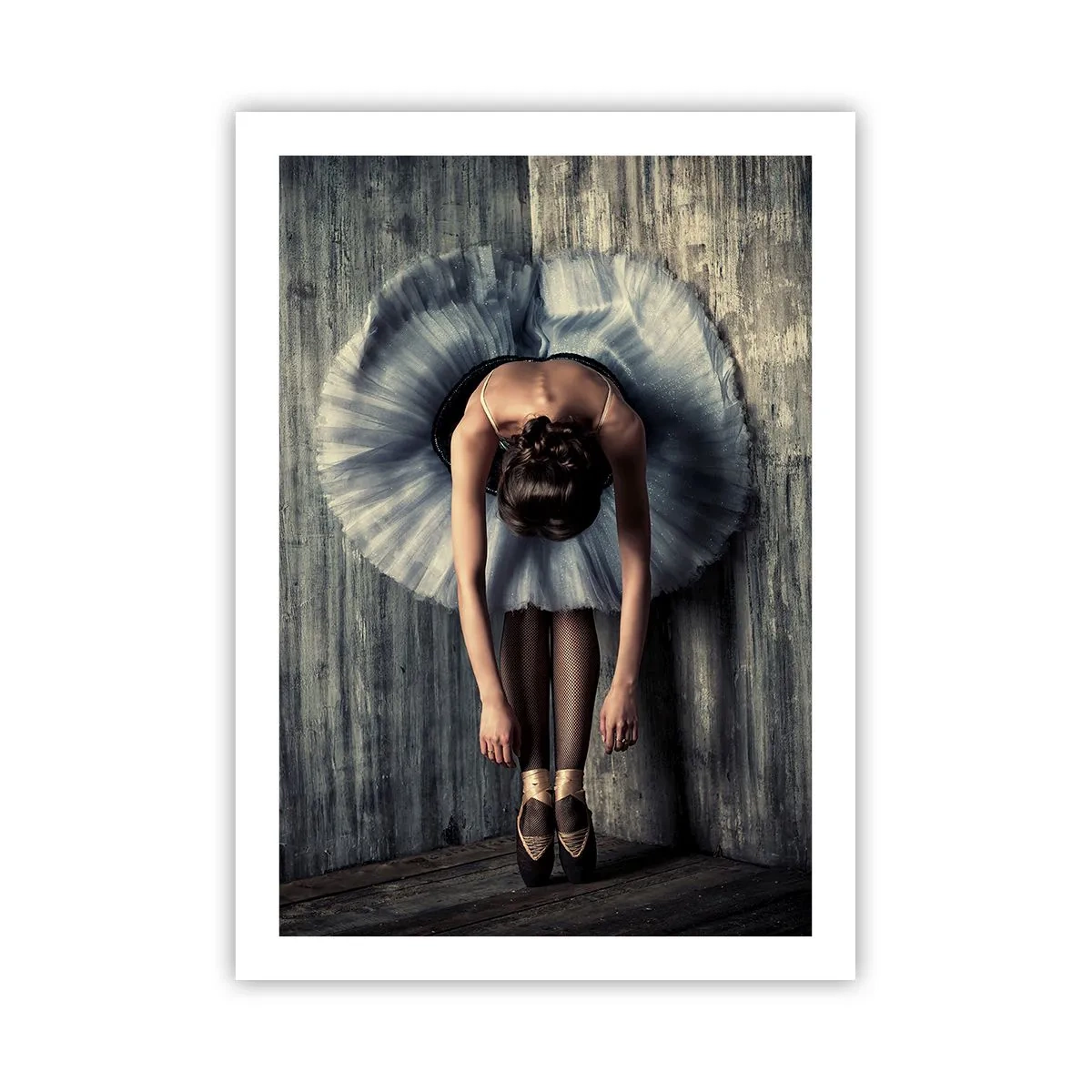 Poster - Eine elegante Ballerina in einer klassischen Pose vor einer rohen Wand. - 50x70cm - Wenn die Musik aufhört - Moderne Wanddekoration für Wohnzimmer und Schlafzimmer ARTTOR