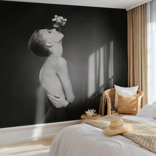 Maßgeschneiderte Fototapete Premium Canvas - Exzentrische Eleganz - Körper, Blumen, Modell