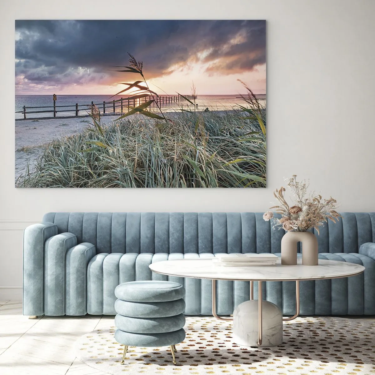 Glasbild - Bild auf glas - Der Strand bei Sonnenuntergang mit Blick auf den Pier, umgeben von Gras - 120x80cm - Es vergeht nicht mit dem Wind - Moderne Wanddekoration für Wohnzimmer und Schlafzimmer ARTTOR