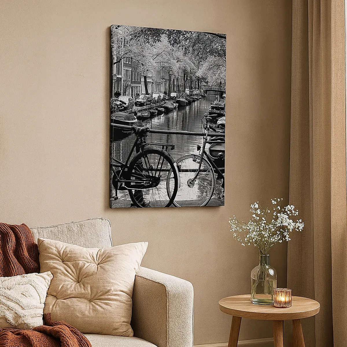 Bild auf Leinwand - Leinwandbild - Kanal mit Fahrrädern in Schwarzweißfotografie - 50x70cm - Ein sehr holländischer Anblick - Moderne Wanddekoration für Wohnzimmer und Schlafzimmer ARTTOR