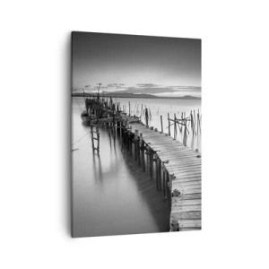 Bild auf Leinwand - Leinwandbild - Ein Holzsteg an einem ruhigen See in Grautönen - 50x70cm - Der Frieden eines vergessenen Ufers - Moderne Wanddekoration für Wohnzimmer und Schlafzimmer ARTTOR