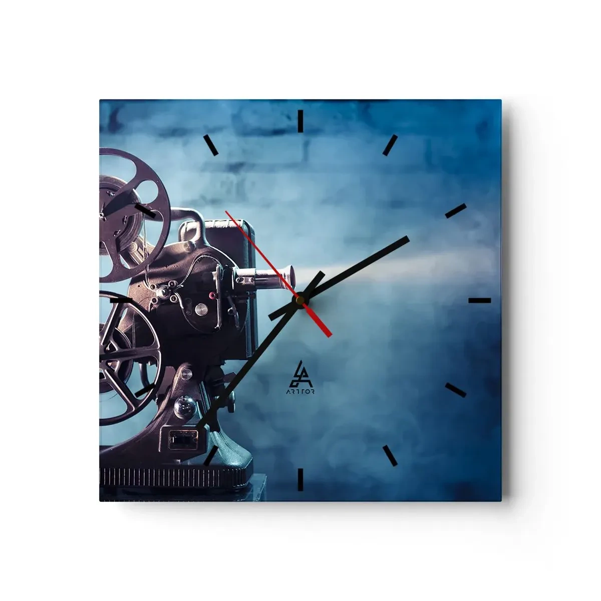 Wanduhr - Glasuhr - Ein alter Filmprojektor wirft Licht vor einen blauen Hintergrund - 30x30cm - Im alten Kino - Moderne Wanddekoration für Wohnzimmer und Schlafzimmer ARTTOR