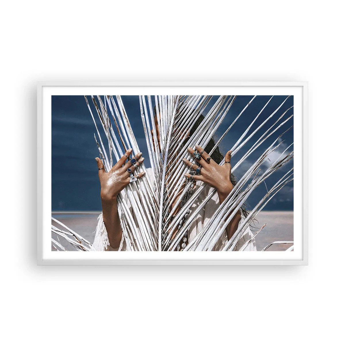 Poster in einem weißen Rahmen - Das Mädchen des Schamanen? - 91x61 cm