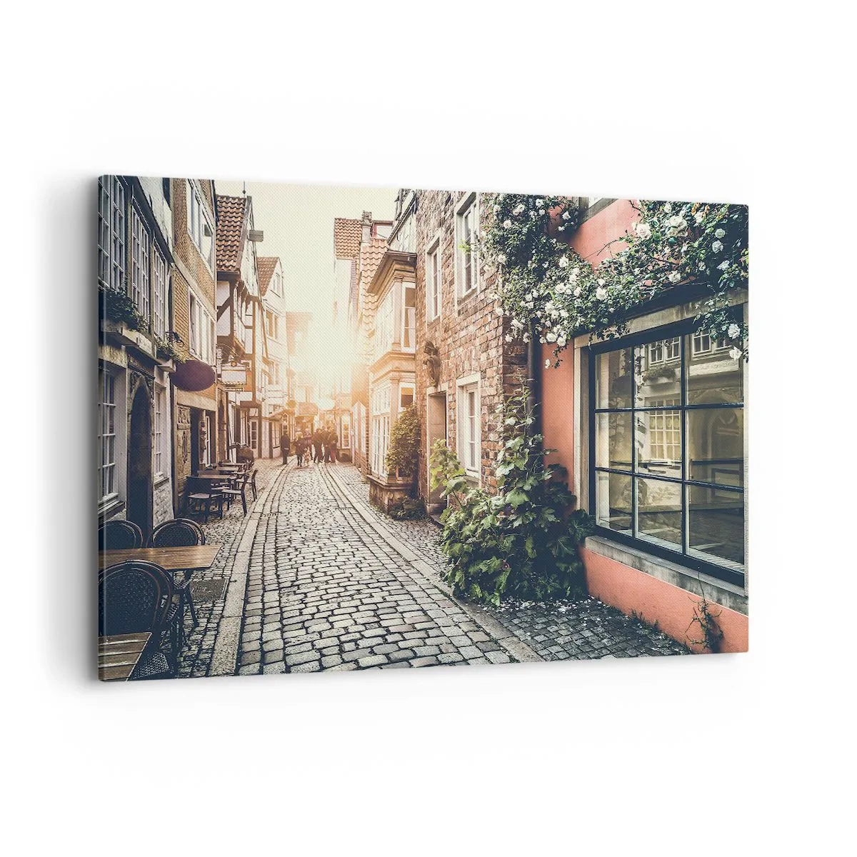 Bild auf Leinwand - Leinwandbild - Eine charmante Straße mit Steinpflaster und Blumen - 120x80cm - Rosenallee im rosa Schein - Moderne Wanddekoration für Wohnzimmer und Schlafzimmer ARTTOR