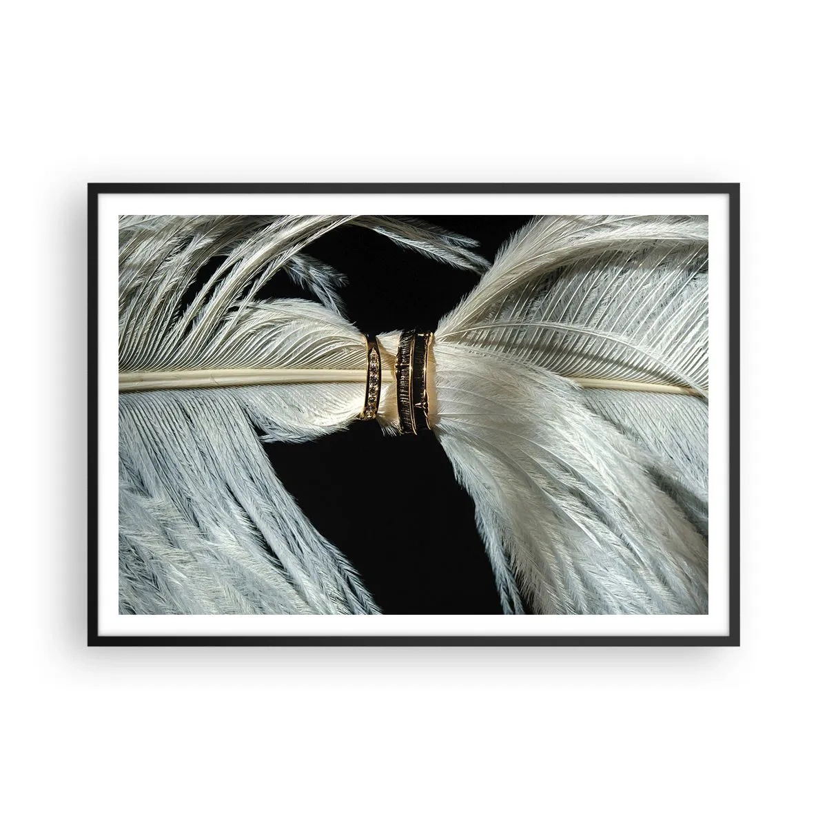 Poster in einem schwarzem Rahmen - Eine weiße Feder mit zwei goldenen Ringen auf schwarzem Hintergrund - 100x70cm - ... und ich werde dich nicht verlassen ... - Moderne Wanddekoration für Wohnzimmer und Schlafzimmer ARTTOR