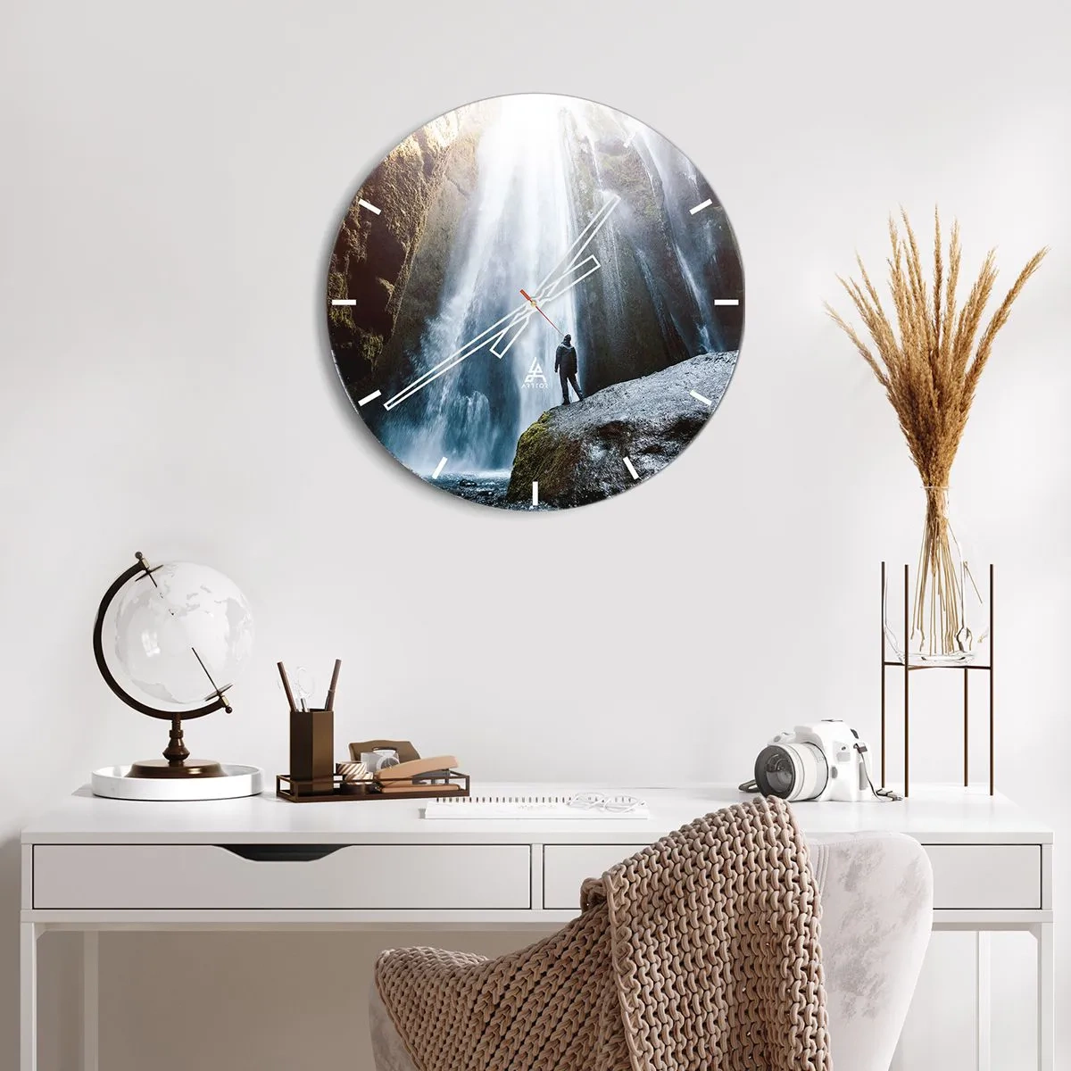 Wanduhr - Glasuhr - Eine Figur, die am Fuße eines Wasserfalls im Sonnenlicht steht - 30x30cm - Wiederherstellung der Proportionen - Moderne Wanddekoration für Wohnzimmer, Küche und Schlafzimmer ARTTOR