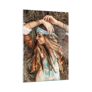 Glasbild - Bild auf glas - Frau im Boho-Stil liegt lächelnd im Heu - 50x70cm - Auf dem Weg in den Sommer der Liebe - Moderne Wanddekoration für Wohnzimmer und Schlafzimmer ARTTOR