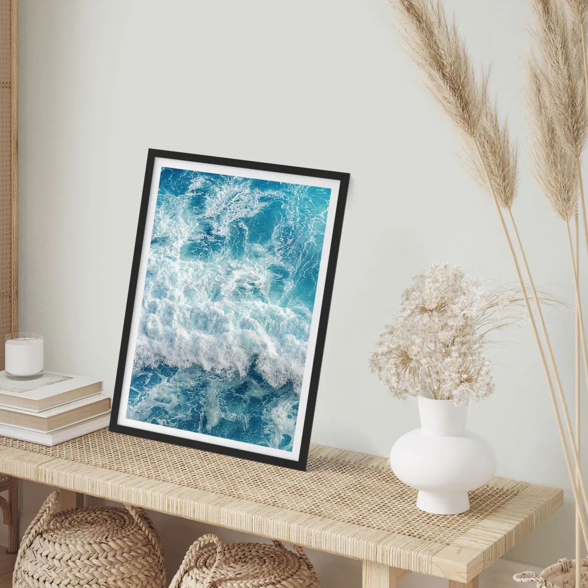 Poster in einem schwarzem Rahmen - Dynamische Meereswellen in Blautönen - 50x70cm - Freudig und springend - Moderne Wanddekoration für Wohnzimmer und Schlafzimmer ARTTOR