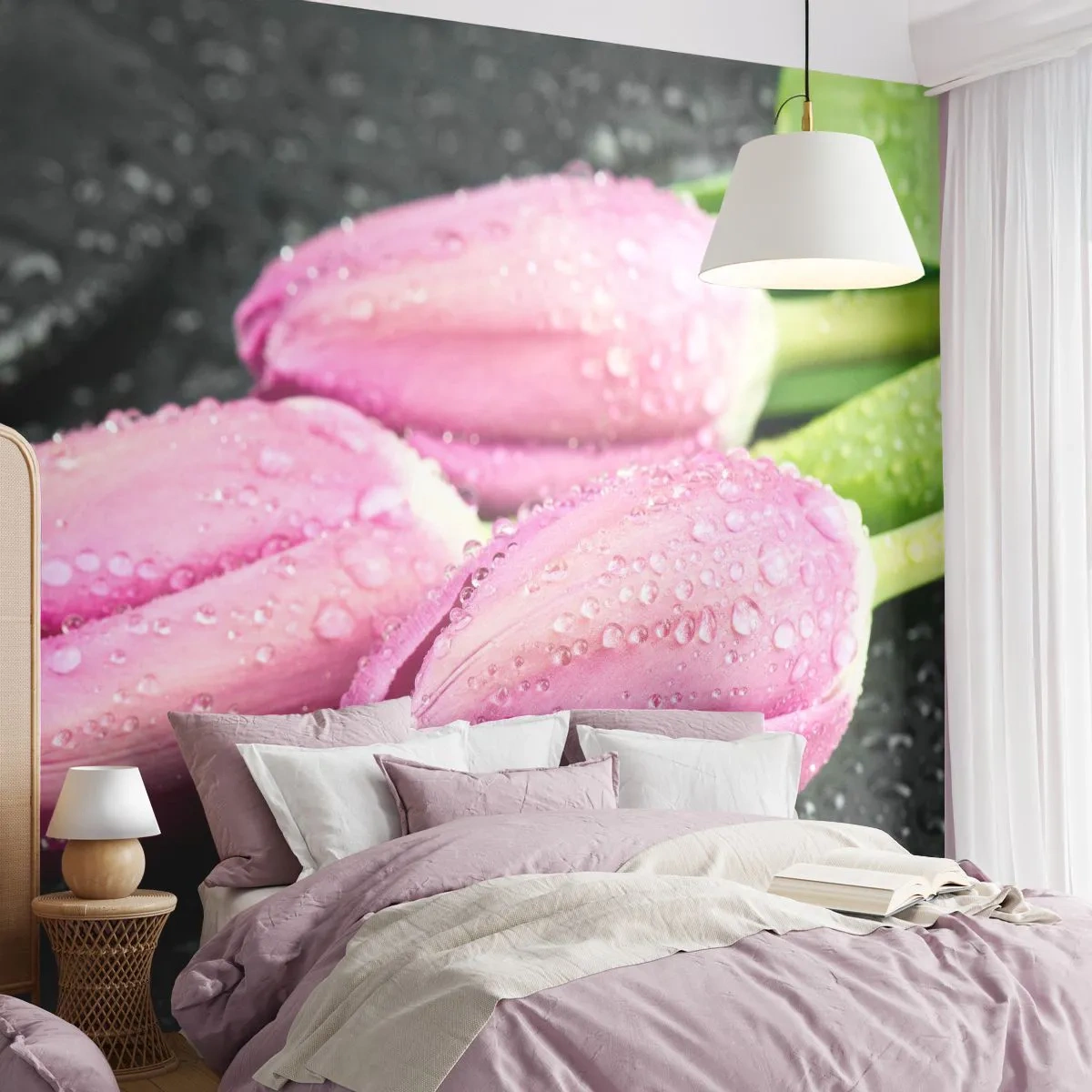 Fototapete Premium Sand - Rosa Tulpen bedeckt mit Wassertropfen auf schwarzen Steinen - 100x70cm - Liladrei auf schwarzem Stein - Moderne Wanddekoration für Wohnzimmer und Schlafzimmer ARTTOR