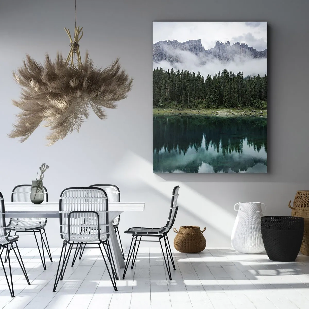 Bild auf Leinwand - Leinwandbild - Eine Berglandschaft mit einem Wald und einem See, in dem sich der Himmel spiegelt - 70x100cm - Leise, leise, lass uns das Trinkwasser nicht wecken ... - Moderne Wanddekoration für Wohnzimmer und Schlafzimmer ARTTOR
