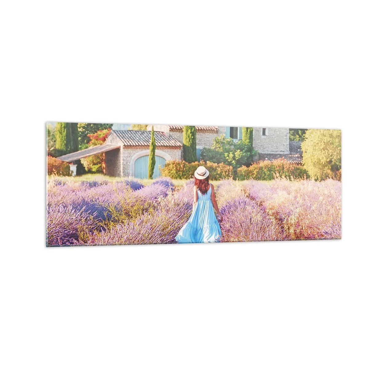 Glasbild - Bild auf glas - Eine Frau in einem blauen Kleid geht durch ein Lavendelfeld mit Blick auf ein Haus. - 140x50cm - Lavendel Mädchen - Moderne Wanddekoration für Wohnzimmer und Schlafzimmer ARTTOR