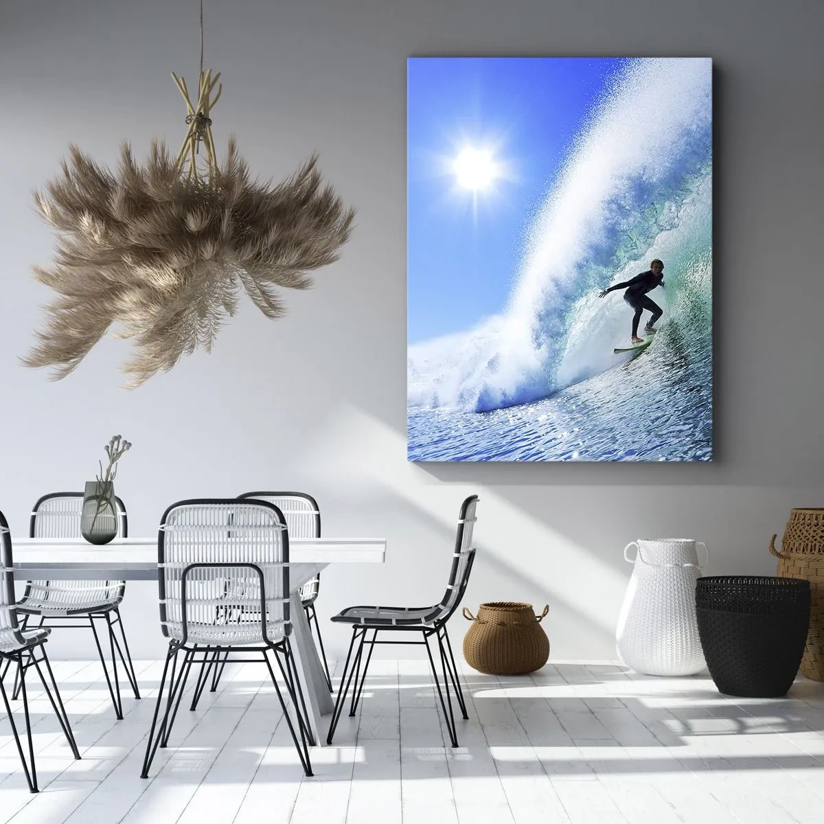 Bild auf Leinwand - Leinwandbild - Ein Surfer auf einem Brett reitet unter blauem Himmel auf einer starken Welle. - 50x70cm - Durch das große Blau - Moderne Wanddekoration für Wohnzimmer und Schlafzimmer ARTTOR