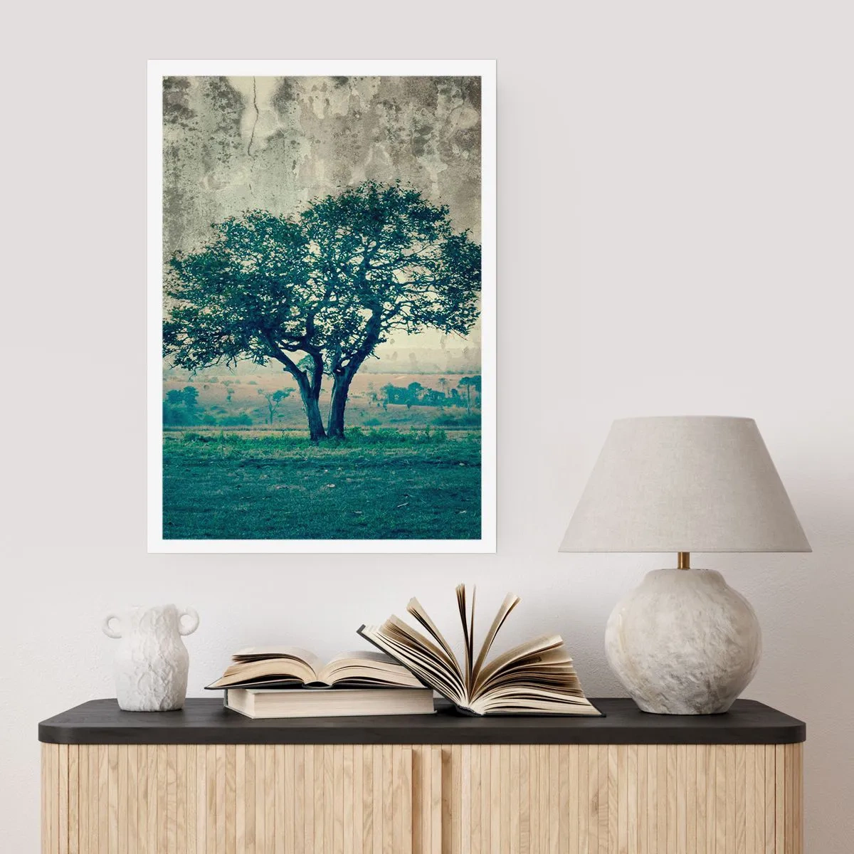 Poster - Ein einsamer Baum in einer ländlichen Landschaft - 50x70cm - Ein Apfelbaum auf blauem Feld? - Moderne Wanddekoration für Wohnzimmer und Schlafzimmer ARTTOR